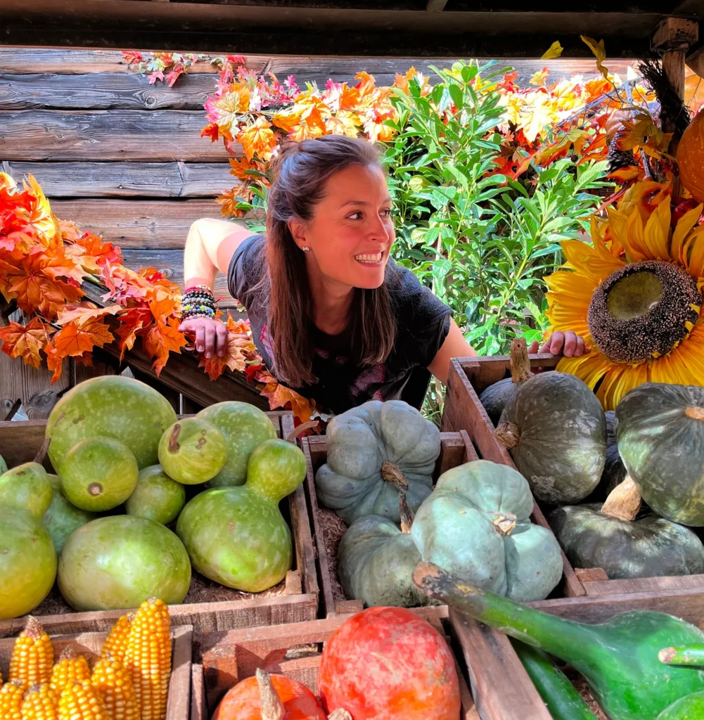 Julie Ferrez au marché, entourée de fruits et légumes